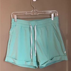 Lulu shorts size 6 with pockets